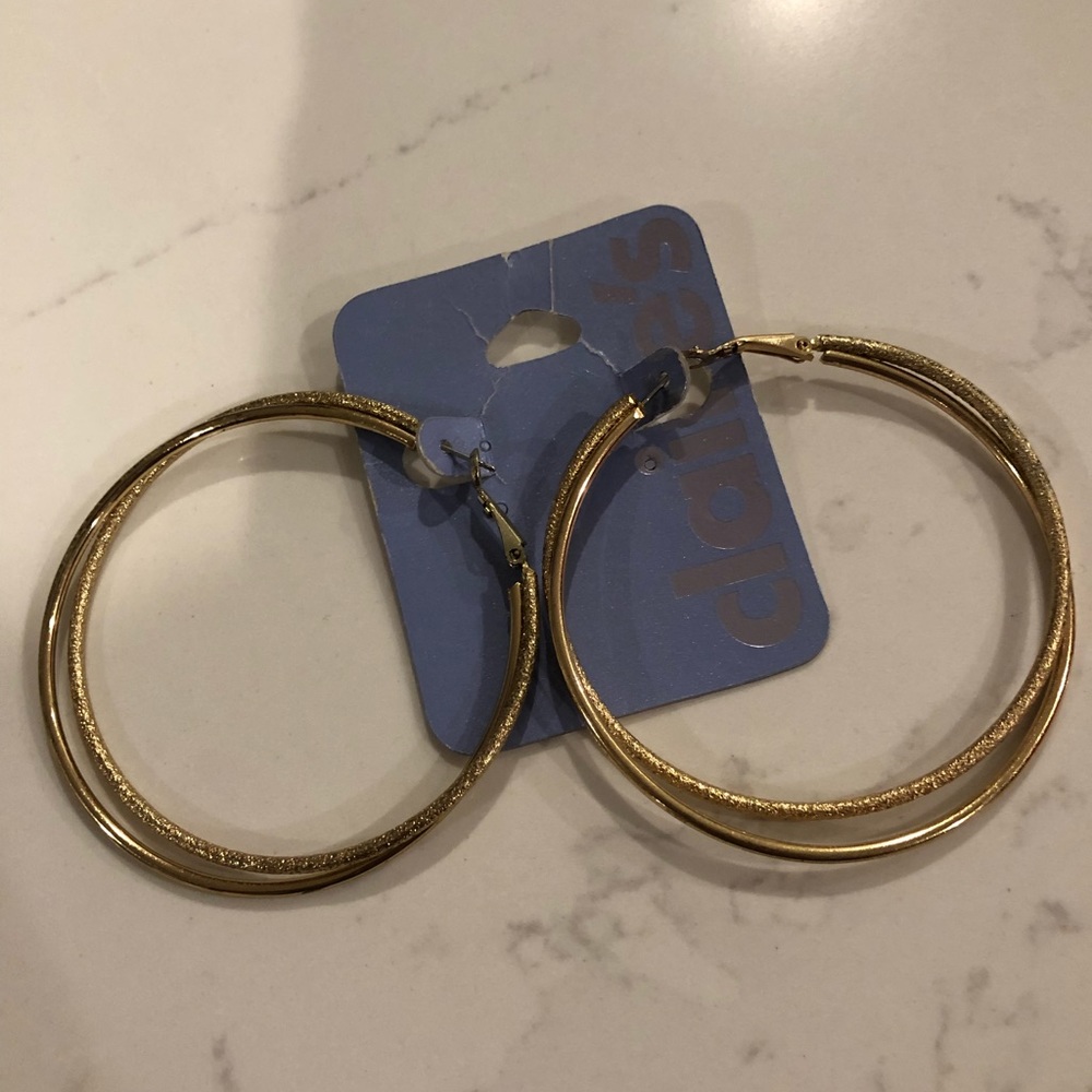 Gold loop earrings - Picture 3 of 3